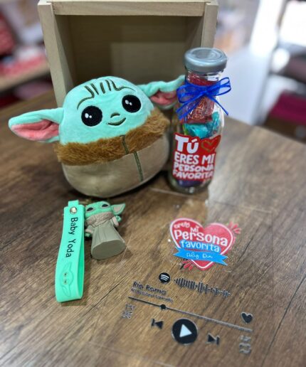 Regalo especial de Baby Yoda con peluche, llavero, dulces personalizados y caja de regalo temática.