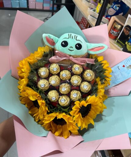 Bouquet Baby Yoda con Girasoles y Bombones Ferrero