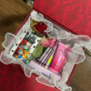 Caja de regalo premium con chocolates Pacari, fragancias Royal Sweet y rosas decorativas.