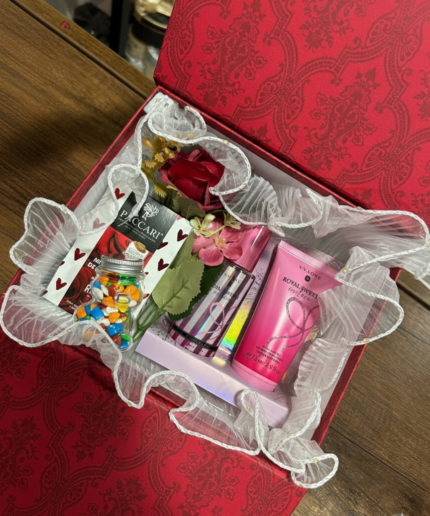 Caja de regalo premium con chocolates Pacari, fragancias Royal Sweet y rosas decorativas.