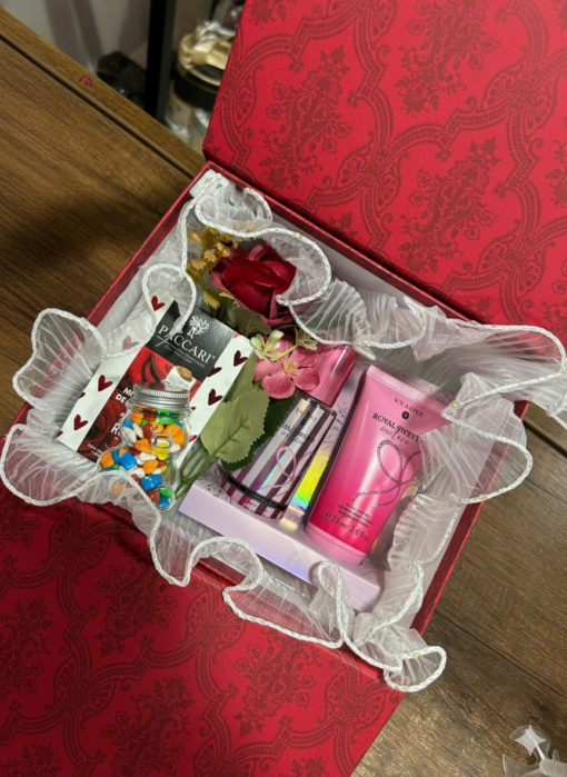 Caja de regalo premium con chocolates Pacari, fragancias Royal Sweet y rosas decorativas.