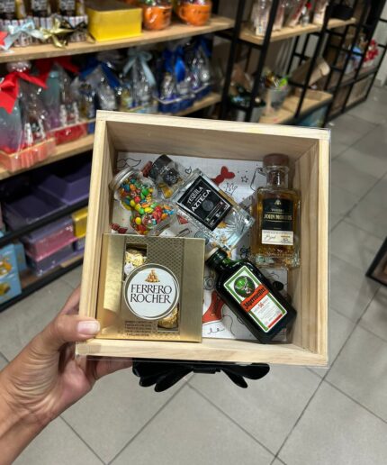 Título: Caja de Regalo Premium - Mix Licores y Chocolates 🥃✨ Cuerpo: ¡El regalo perfecto para sorprender en Quito! Esta caja de madera cuidadosamente seleccionada combina elegancia y sabor. Ideal para cumpleaños, aniversarios o simplemente para decir 