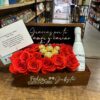 Caja de madera con rosas en color rojo y deliciosos chocolates acompañado de un refrescante Vino Espumante HENKELL.