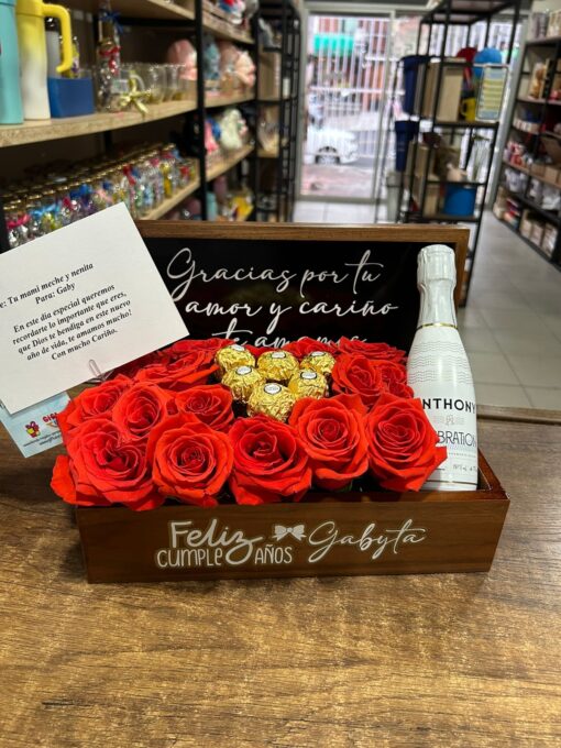 Caja de madera con rosas en color rojo y deliciosos chocolates acompañado de un refrescante Vino Espumante HENKELL.