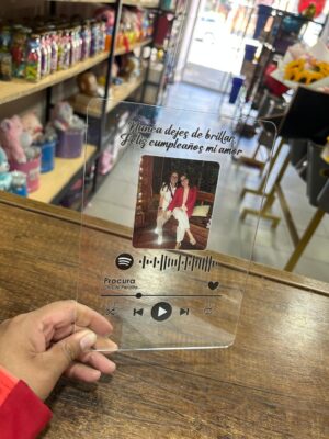 Placa en acrílico, personalizadas con tu fotografía + canción favorita. Un detalle para cualquier ocasión.