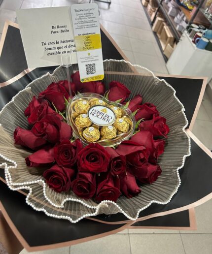 Ramo de rosas rojas y caja de chocolates Ferrero Rocher en forma de corazón, regalo romántico a domicilio en Quito.
