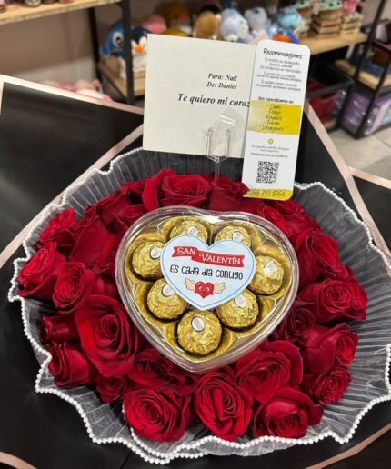 Ramo de rosas rojas con una caja de chocolates Ferrero Rocher en forma de corazón y una tarjeta de regalo personalizada.