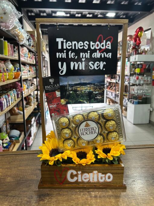 Arreglo personalizado de madera con girasoles, chocolates Ferrero Rocher y Pacari, regalo a domicilio en Quito.